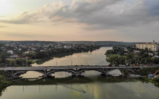 Винничане просят построить новый мост для удобства передвижения