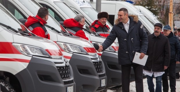 Виталий Кличко передал больницам Киева 15 новых «скорых»