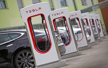 Владельцам Tesla придется платить за зарядку электромобилей