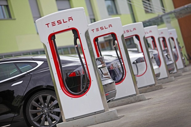Владельцам Tesla придется платить за зарядку электромобилей