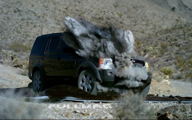 Внедорожник Land Rover «утилизировали» при помощи танка и гранатомета. ВИДЕО