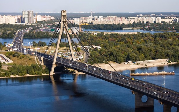 ВНИМАНИЕ: В Киеве на Московском мосту на три дня ограничивают движение