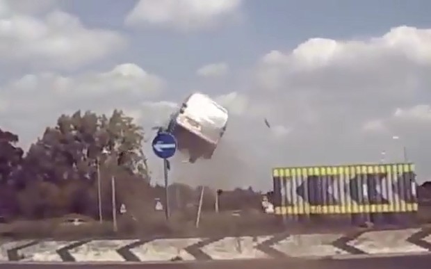 Водій дивовижним чином вижив після «перельоту» розв'язки. ВІДЕО