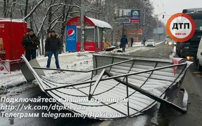 Водитель фуры не справился с управлением и врезался в остановку