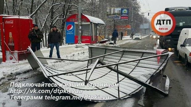 Водитель фуры не справился с управлением и врезался в остановку