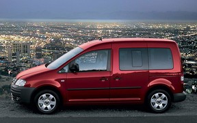 Volkswagen Caddy Life против Volkswagen Touran: «народные» семьянины