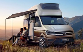 Volkswagen Crafter превратился в 2-этажный дом на колесах