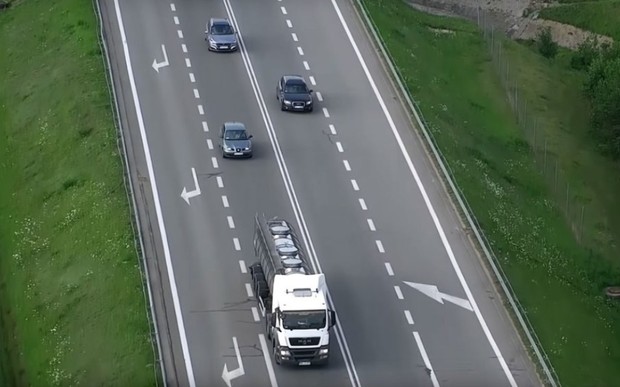 З повітря! Поліція в Польщі контролює порушення ПДР за допомогою дронів. ВІДЕО