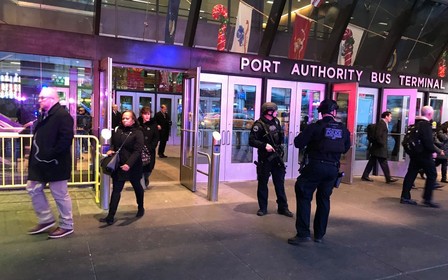 Взрыв в центре Нью-Йорка: полиция эвакуирует людей