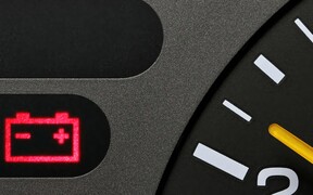 Як «прикурити» розряджений акумулятор і не зашкодити авто?