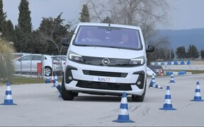 Який Opel Vivaro краще омине перешкоду: порожній чи завантажений?
