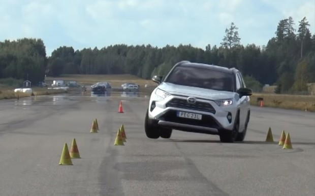 За лося! Новый Toyota RAV4 практически провалил тест на устойчивость. ВИДЕО