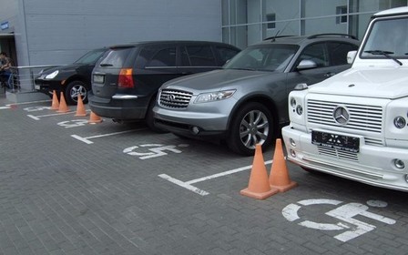 За парковку на местах для инвалидов будут штрафовать на 1 020 грн.