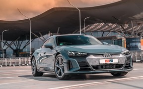 За рулем Audi e-tron GT: раз-два - и в дамках!