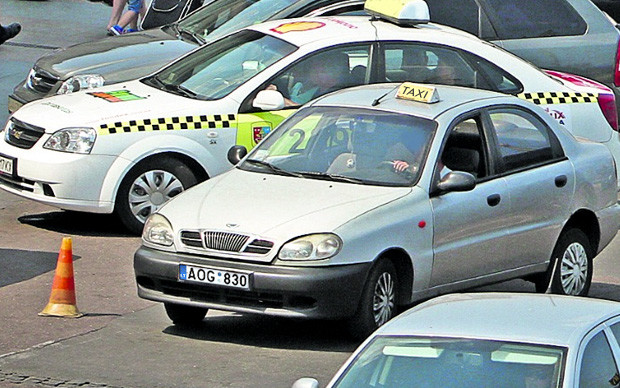 Желтые номера против «литовских блях»: как будет проходить легализация рынка услуг такси