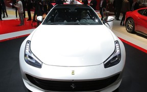 Женевский автосалон 2016: Ferrari FF пост сдал, Ferrari GTC4Lusso пост принял