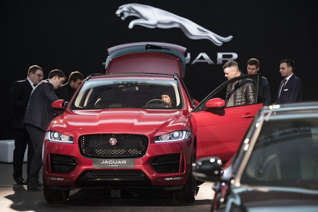 Жизнь до свадьбы: Jaguar F-Pace показали в Украине