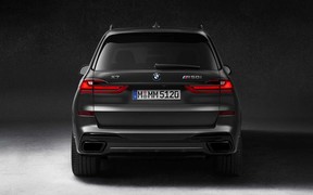 BMW X7 Dark