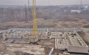 В комплексе «Family» строители занимаются кла В комплексе «Family» строители занимаются кла
