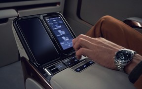 Lexus LM 4Int Lexus LM 4Int