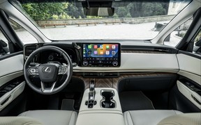 Lexus LM 4Int Lexus LM 4Int