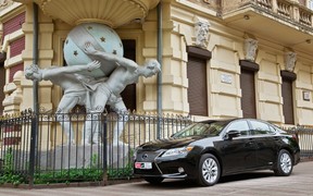 Lexus ES300h exterior