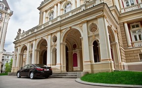 Lexus ES300h exterior 2