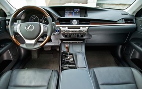 Lexus ES300h interior