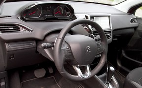 Peugeot 208 - салон