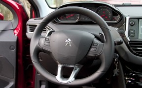 Peugeot 208 - салон