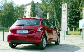 Peugeot 208 & VW Polo - rear view