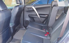 Toyota RAV4 - задние места Toyota RAV4 - задние места