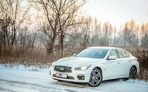 Infiniti Q50 - у грузовика