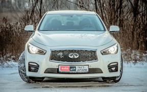 Infiniti Q50 - у грузовика