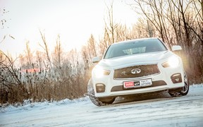 Infiniti Q50 - у грузовика