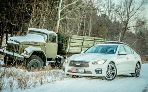 Infiniti Q50 - у грузовика