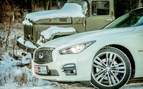 Infiniti Q50 - у грузовика