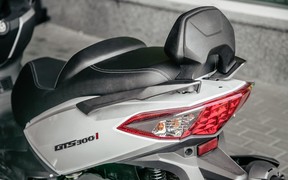  SYM GTS 300i_интерьер