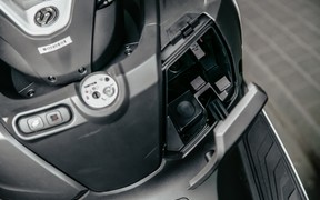 SYM GTS 300i_интерьер SYM GTS 300i_интерьер