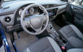 Toyota Auris Hybrid_interior