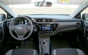 Toyota Auris Hybrid_interior