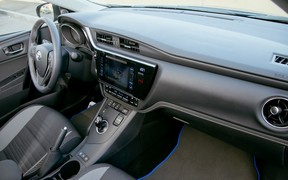 Toyota Auris Hybrid_interior