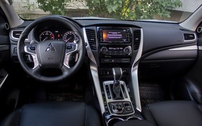 mitsubishi pajero sport interior