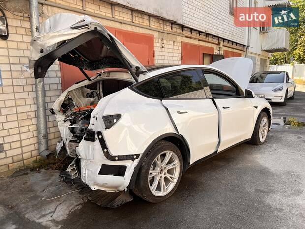 Tesla Chat Сервіс